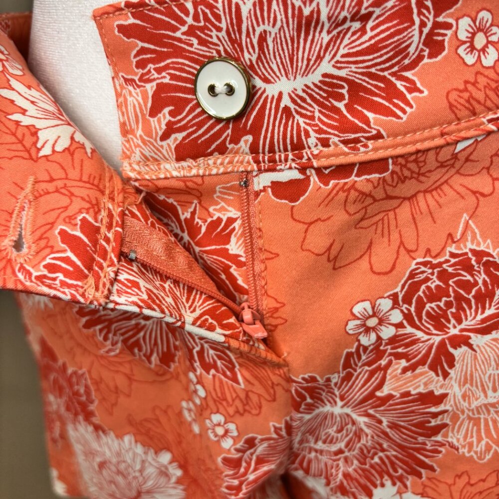 Isaac Mizrahi Tailored Coral Shorts, white & Red floral print, soft feel. size 6 - Picture 4 of 9